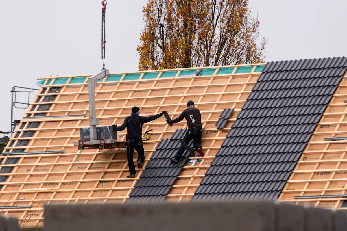 Installing roof tiles